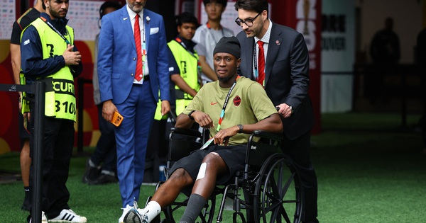 Tiền đạo Canada xuất hiện trên xe lăn sau chấn thương kinh hoàng, FIFA phạt nguội cực nặng sao Qatar - hình ảnh - 78winapp.vip