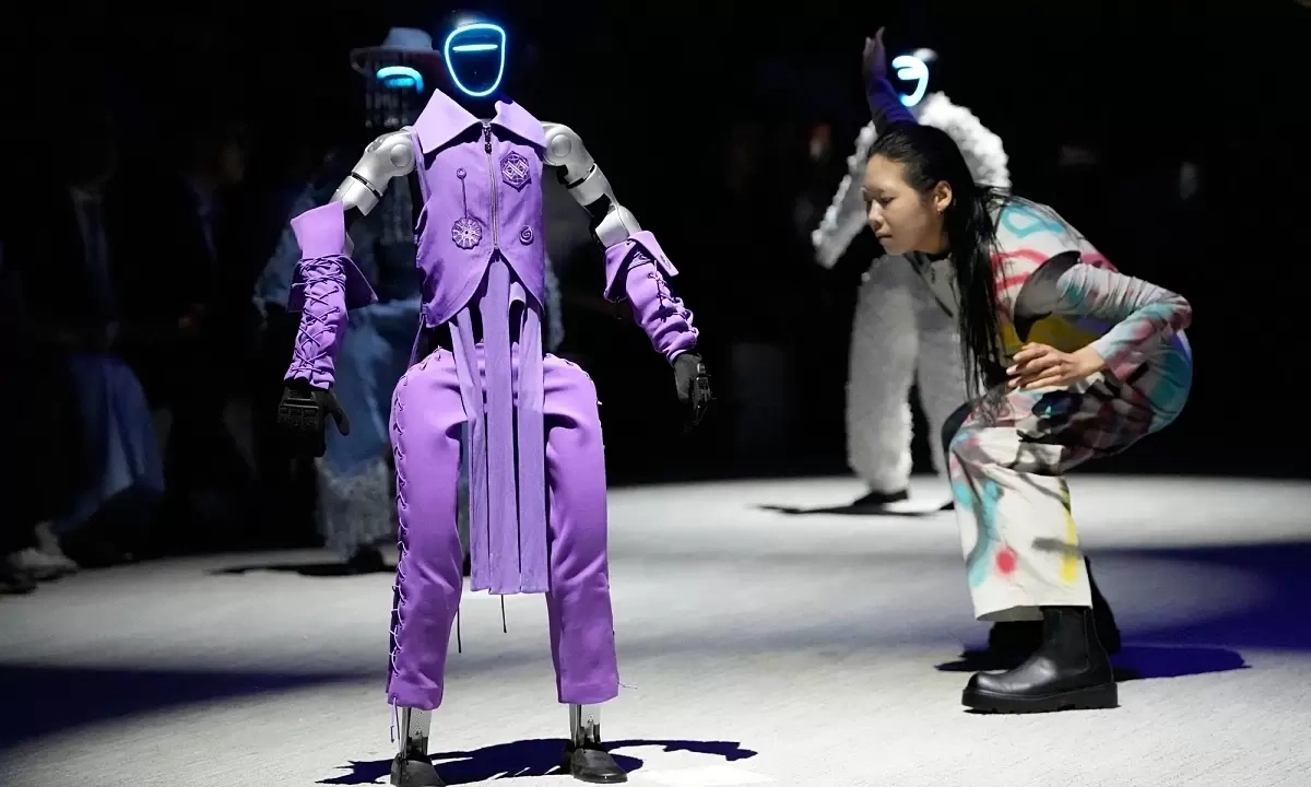Robot Đọ Catwalk Cùng Người Thật: Tương Lai Thời Trang Hay Cơ Hội Giải Trí Mới? - hình ảnh - 78winapp.vip
