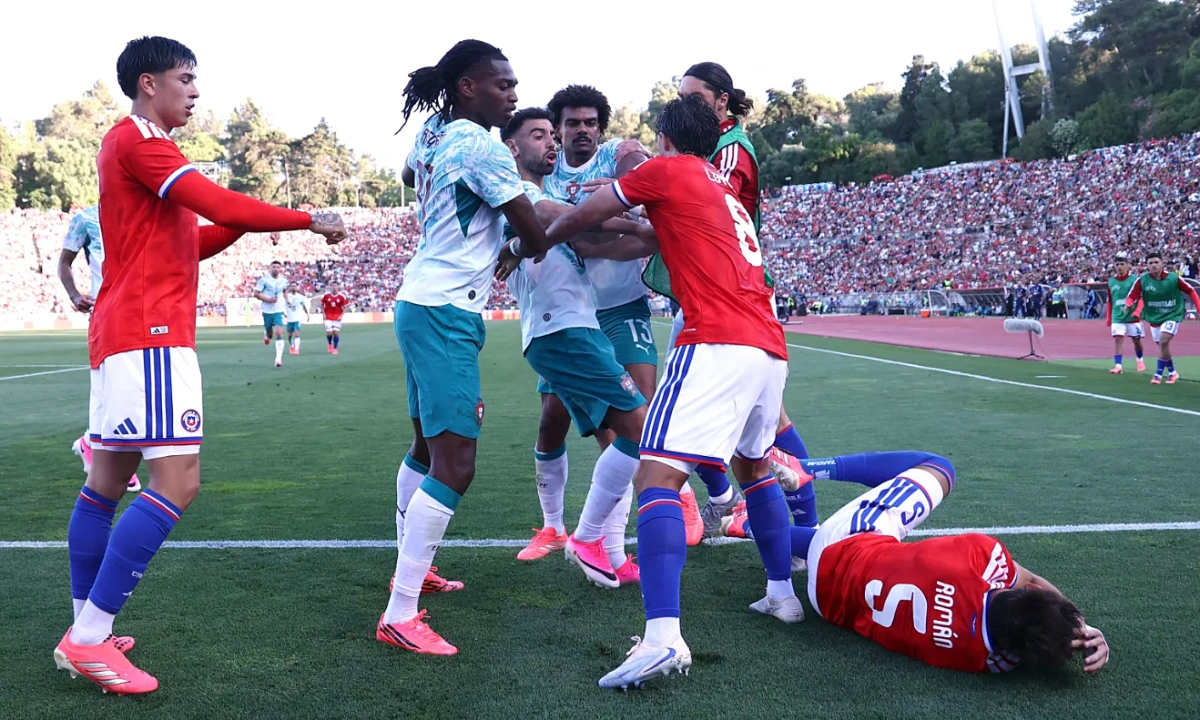 Tiền đạo Bồ Đào Nha tát đối thủ trong trận giao hữu trước World Cup - hình ảnh - 78winapp.vip