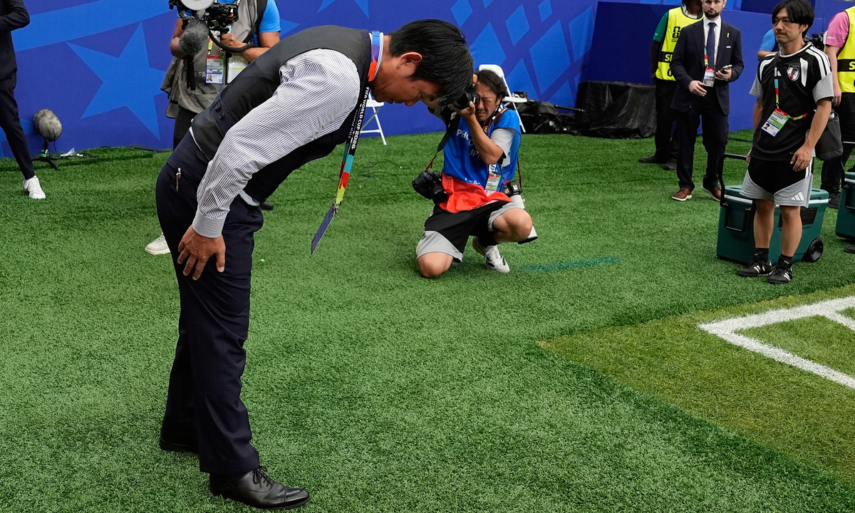 HLV Nhật Bản cúi đầu tri ân khán giả sau trận thua Brazil tại World Cup 2026 - hình ảnh - 78winapp.vip HLV Nhật Bản cúi đầu tri ân khán giả sau trận thua Brazil tại World Cup 2026 - hình ảnh - 78winapp.vip