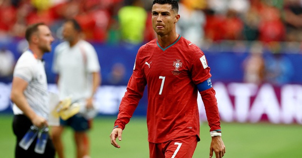 Ronaldo rời sân gây xôn xao: HLV Bồ Đào Nha giải thích do ‘chưa quen quy trình’ - hình ảnh - 78winapp.vip