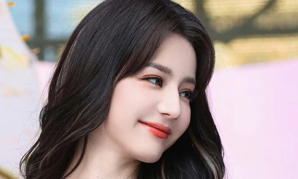 Địch Lệ Nhiệt Ba ‘mọng như đào’ với váy thiết kế Việt – Cơ hội nhận thưởng +58K từ 78WIN - hình ảnh - 78winapp.vip